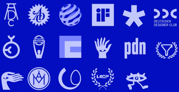 Awards_Blau Collage renommierter Design-Awards für exzellente Kommunikation: Logos vom Art Directors Club (NYC & Deutschland), Red Dot, iF Design, Clio und Berliner Type.