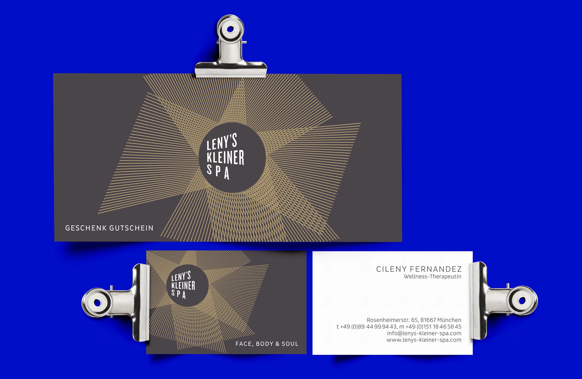 Hochwertige Umsetzung des Corporate Designs für „Lennys kleiner Spa“: Visitenkarte und Grußkarte mit edlem Golddruck auf Aubergineton
